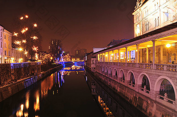 视图卢布尔雅那河桥梁城市中心装饰圣诞节年庆祝活动