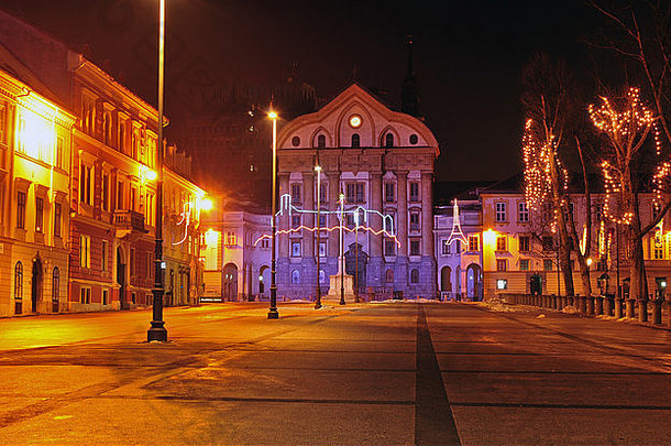 卢布尔雅那国会广场Ursuline教堂背景照亮圣诞节年假期