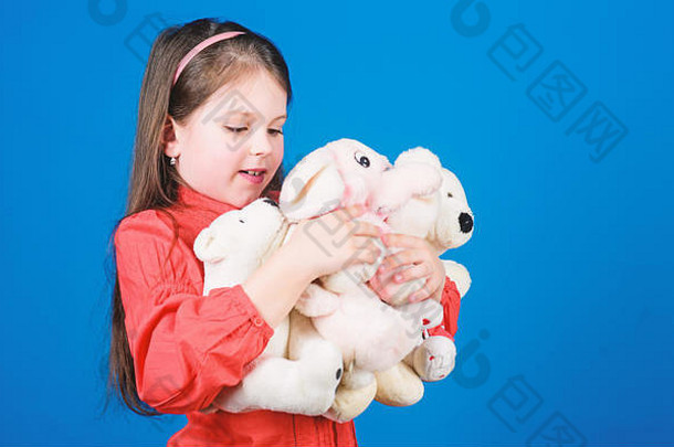 快乐童年生日拥抱泰迪熊小女孩软熊玩具儿童房间玩具商店儿童一天朋友女孩玩游戏游戏室玩玩具