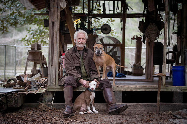 男人。宠物狗木工作小屋