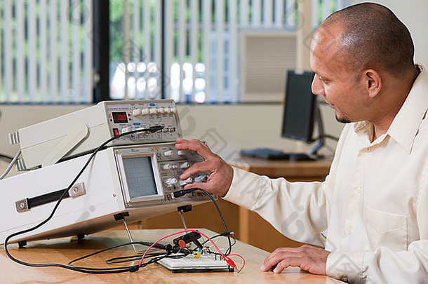 拉美裔工程学生调整信号水平示波器函数发电机教室