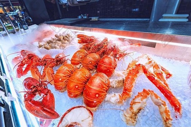 新鲜的海鲜虾小龙虾龙虾出售市场健康的地中海美味概念