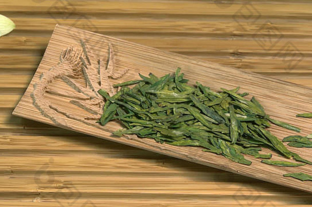 玻璃茶壶盛开的茶花内部木背景中国人绿色茶叶子关闭传统的杯茶仪式中国人茶仪式