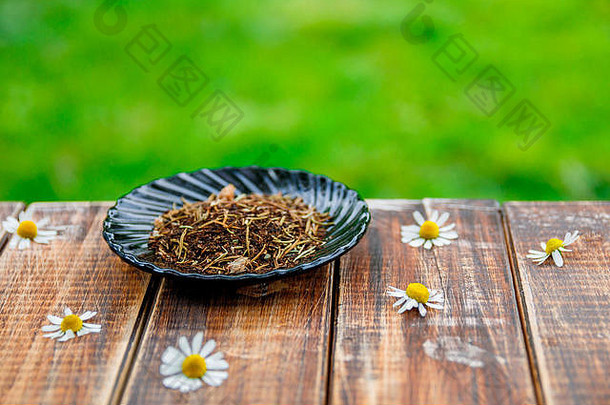 干茶板木表格花洋甘菊花园自然背景茶概念茶叶子特写镜头