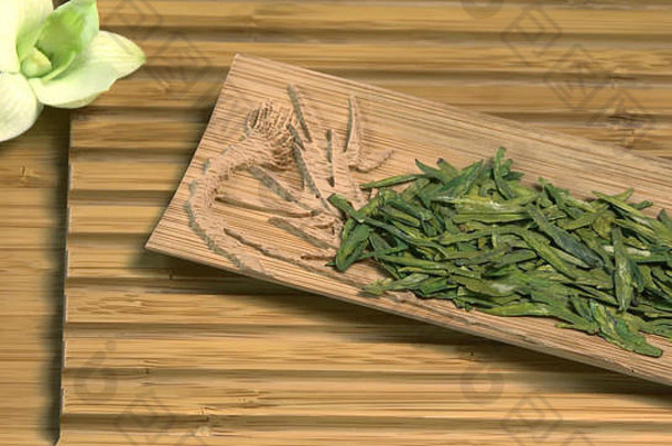 玻璃茶壶盛开的茶花内部木背景中国人绿色茶叶子关闭传统的杯茶仪式中国人茶仪式