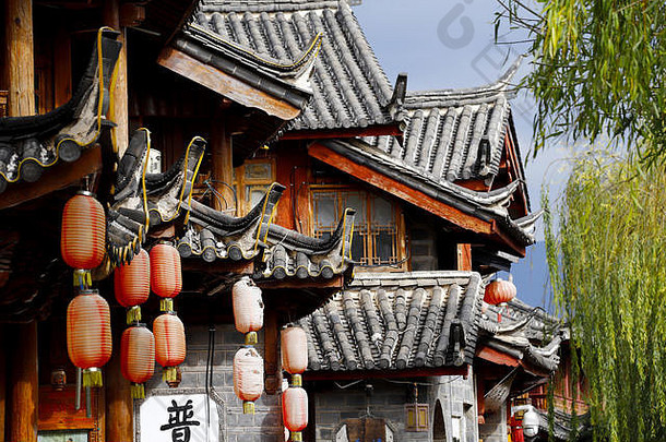 视图街房子花运河古老的城市丽江云南中国