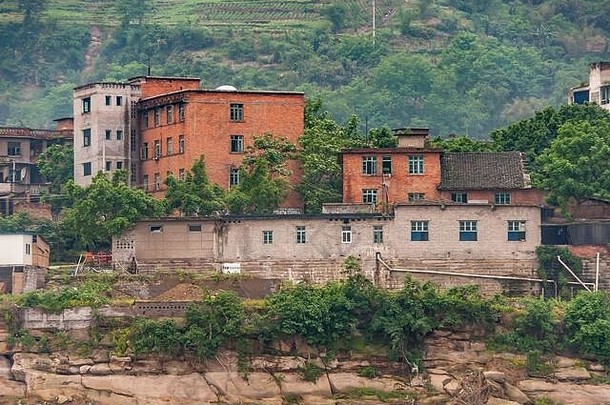 丰都城重庆中国长江河特写镜头红色的砖灰色的石头住宅建筑集绿色海岸线农业