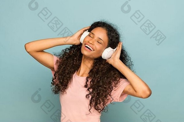 活泼的美国黑人女孩享受音乐听配乐<strong>立体</strong>声耳机喜气洋洋的<strong>微</strong>笑快乐工作室肖像