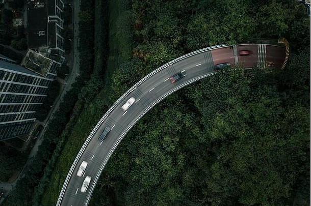 空中无人机开销拍摄弯曲的高速公路路树<strong>交通</strong>隧道山重庆中国