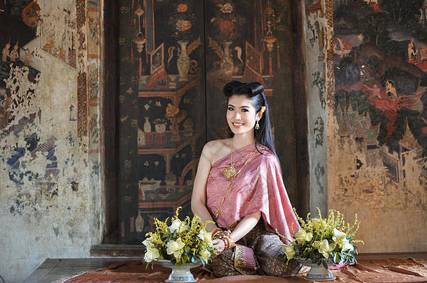 肖像微笑女人传统的服装泰国
