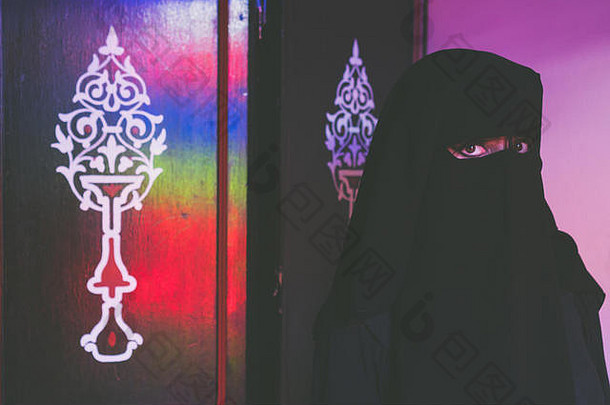 阿拉伯女人适度的黑色的服装脸覆盖黑色的尼卡布