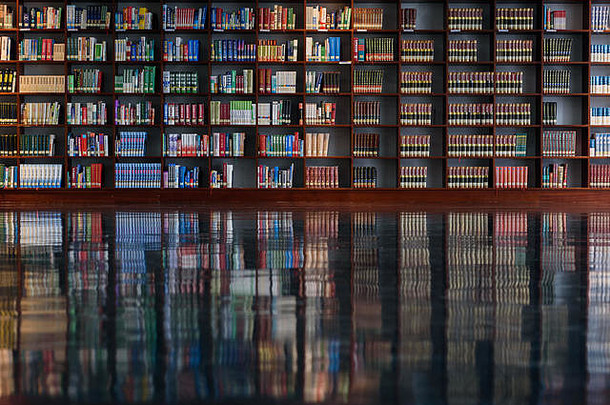 书架反射地面图书馆