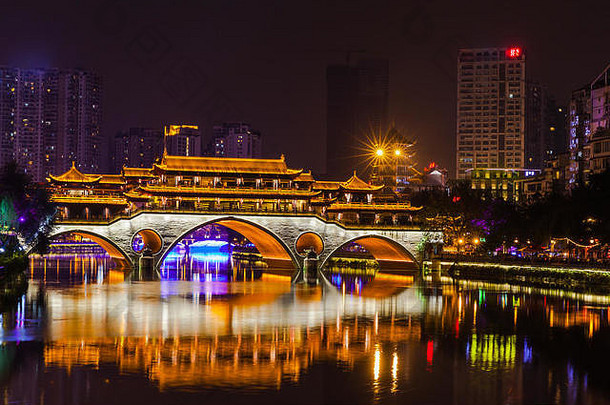 晚上视图安顺桥美丽的照明反射成都四川省中国桥十字架