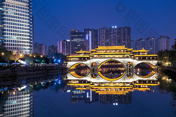 漂亮的照亮安顺桥金河晚上成都四川省中国