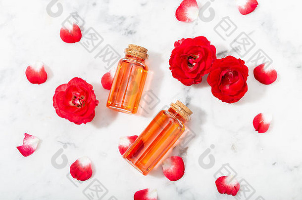 香水玫瑰水玻璃瓶小红色的玫瑰花瓣按摩芳香疗法有机化妆品概念