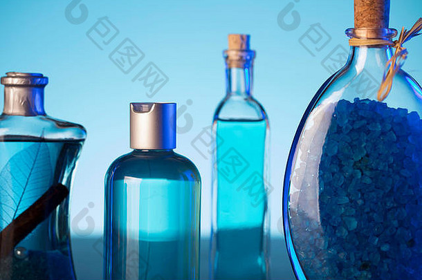 浴水疗中心概念迪菲伦特化妆品玻璃表格蓝色的背景