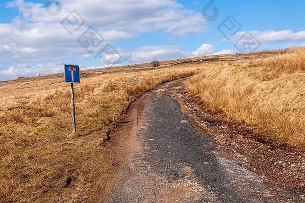 被遗弃的路切断了高速公路运行粗糙的草原坎布里亚郡北部英格兰