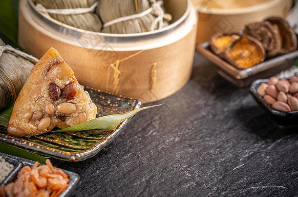 关闭复制空间著名的亚洲美味的手工制作的食物龙船段节日新鲜的轮船蒸大米饺子形状的锥体