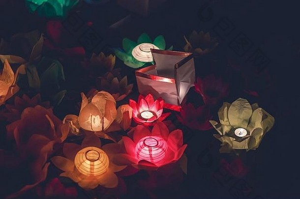 美丽的五彩缤纷的浮动灯笼水中国人日本风格
