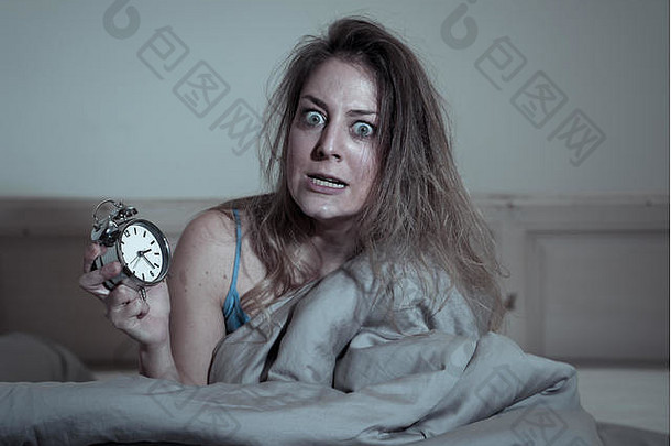 不眠夜绝望的美丽的高加索人女人醒着的晚上睡眠显示时钟感觉沮丧担心痛苦因索姆