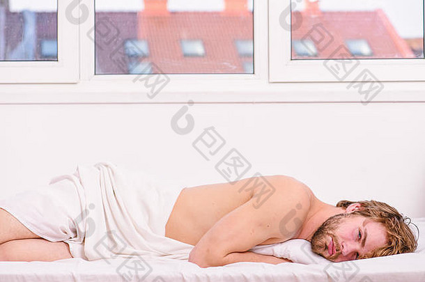 睡眠至关重要的物理精神健康健康的睡眠习惯男人。不剃须的有胡子的脸睡眠床上时间La2睡眠放松概念
