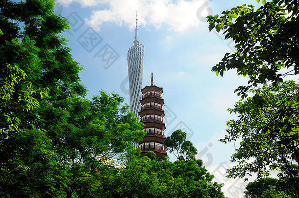 广州塔赤岗宝塔不断上升的小公园haizhu区广州中国阳光明媚的蓝色的天空一天