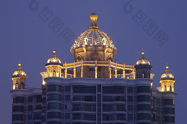 达到了顶峰圆顶屋顶中国人公寓建筑南部城市广州