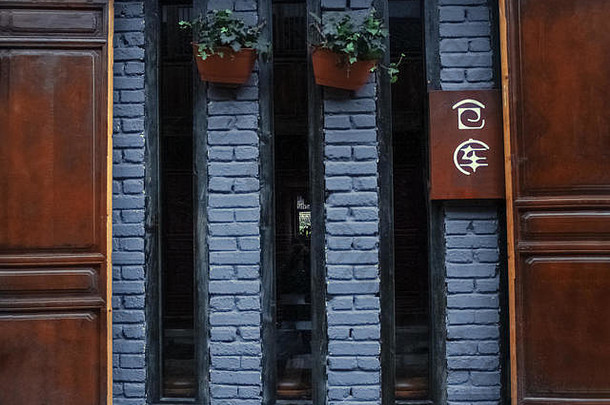 中国人风格建筑外门窗户砌筑木结构木门