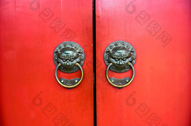 传统的东方中国人风格红色的通过寺庙