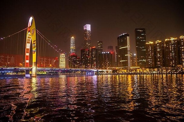 晚上视图广州的摩天大楼河巡航珍珠河中国