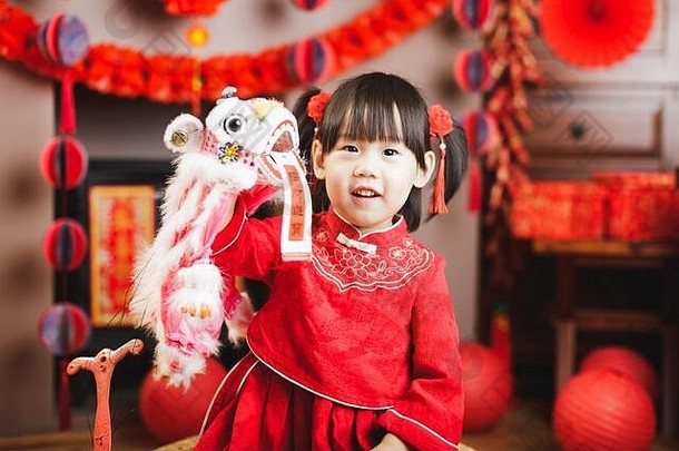 中国人婴儿女孩传统的沙拉酱庆祝中国人一年