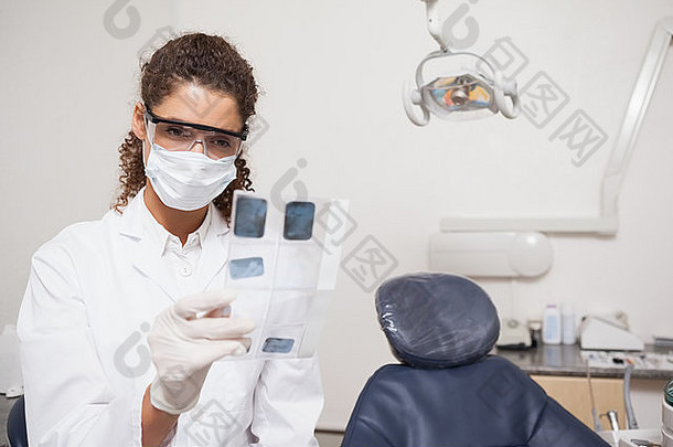 牙医检查很大穿外科手术面具