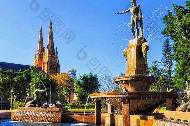 塔线圈哥特大教堂悉尼城市海德公园让人耳目一新水喷泉阳光明媚的一天