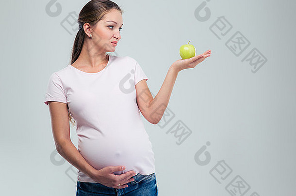 肖像美丽的怀孕了女人持有<strong>苹果</strong>孤立的白色背景
