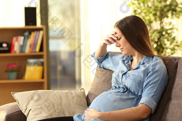担<strong>心怀</strong>孕了女人坐着沙发上生活房间首页