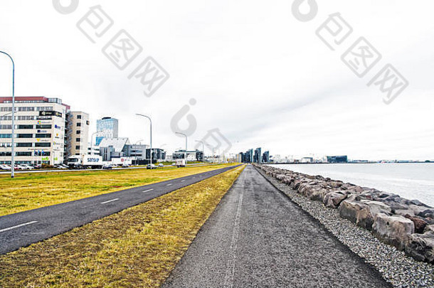 雷克雅维克冰岛10月城市道路海多云的天空散步海边自由的角度来看未来旅行旅游热城市景观