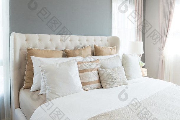 卧室软光颜色大舒适的双床上优雅的经典卧室首页