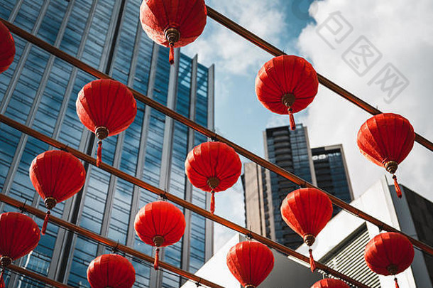 现代商业建筑关闭中国人红色的灯笼前面