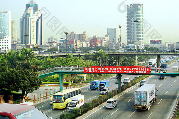 深圳城市广东省中国高速公路十字路口资本广场酒店蓝色的白色走塔左一边