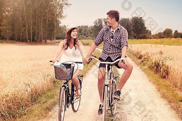 快乐夫妇骑自行车在户外夏天debica波兰