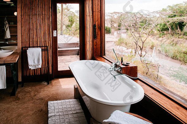 俊坦桑尼亚开放空气浴室奢侈品浴缸森林视图非洲放荡不羁的Safari营室内装饰木竹子墙