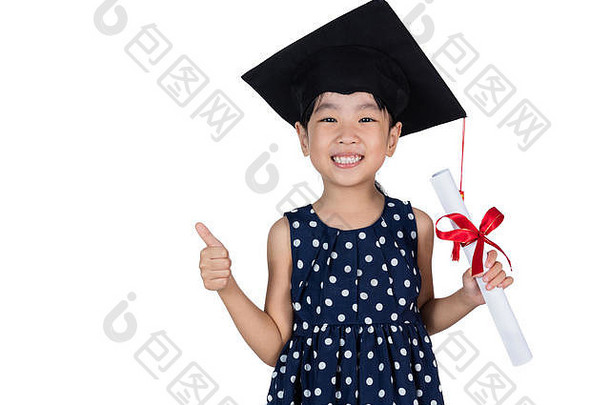 亚洲中国人女孩穿毕业帽持有文凭孤立的白色背景