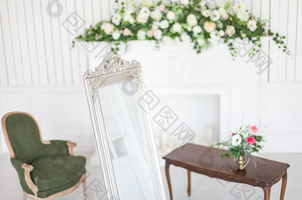 镜子经典明亮的室内壁炉扶手椅春天室内装饰花