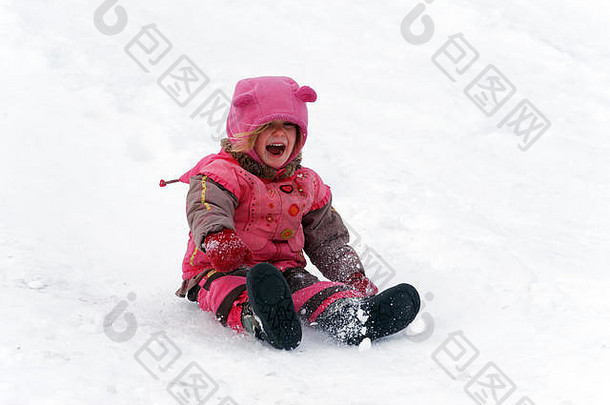 笑一年女孩滑动屁股雪魁北克加拿大