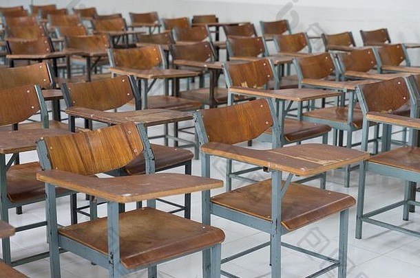 空教室很多椅子学生空教室古董语气木椅子回来学校概念