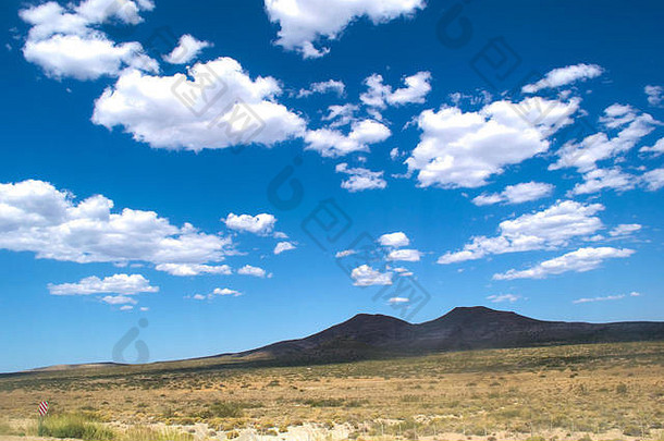 蓬松的云深蓝色的天空浮动巨大的荒凉的草原阿根廷巴塔哥尼亚山跟踪distince