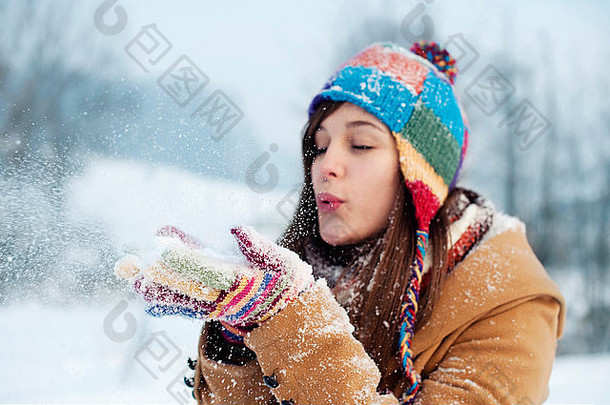 年轻的女人吹雪debica波兰