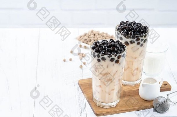 泡沫牛奶茶木薯珍珠一流的成分著名的台湾喝白色木表格背景喝玻璃关闭复制空间