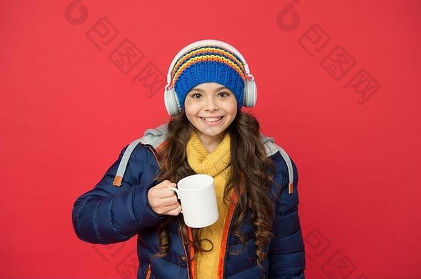 平静喝热牛奶快乐女孩持有牛奶杯子红色的背景孩子享受音乐牛奶茶现代生活冬天秋天假期牛奶音乐
