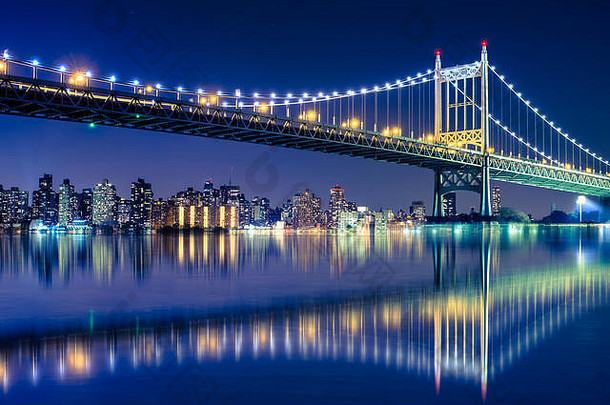 美丽的晚上视图纽约城市灯罗伯特。肯尼迪<strong>询价</strong>桥又名特里伯勒桥